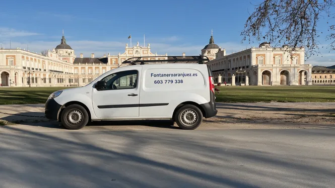 Furgoneta de Fontanero Aranjuez con el Palacio Real de Aranjuez al fondo, teléfono 603 779 338